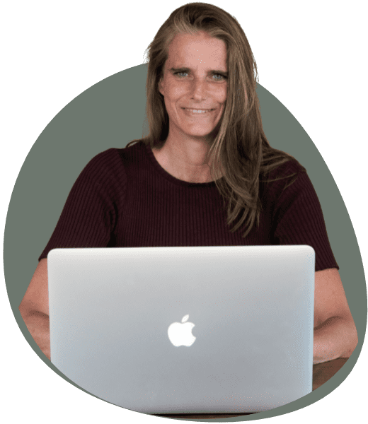 Sandra van Zanten achter laptop